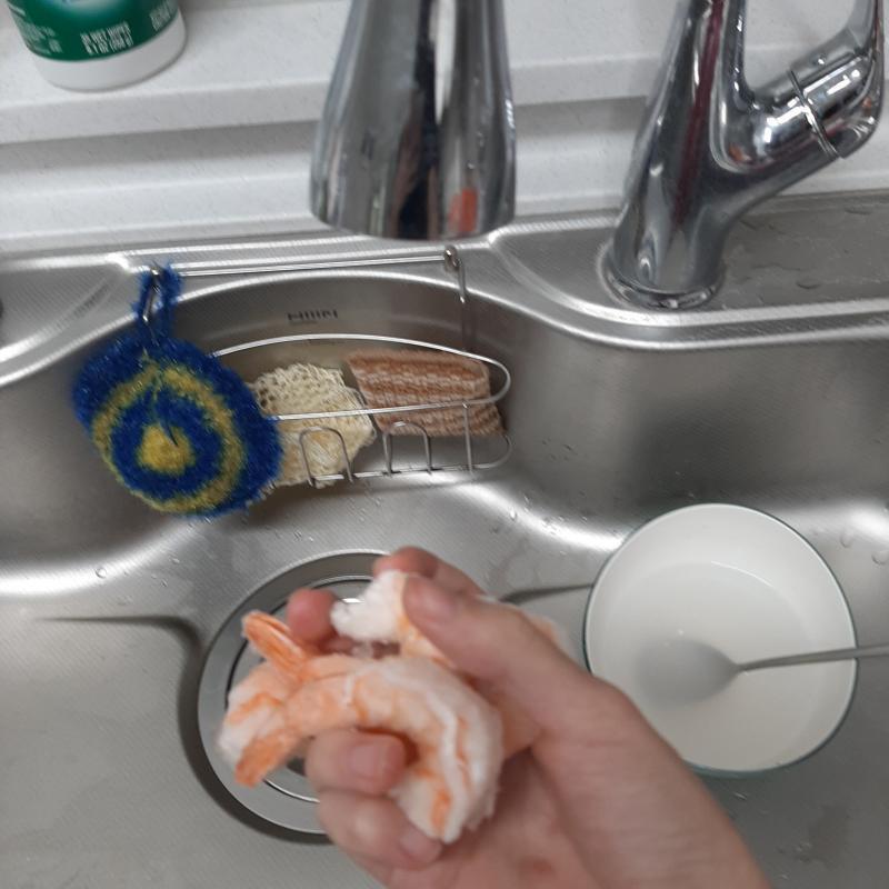 일단 물을 받고 새우를 꺼낸다 새우는 씻어서 넣기로 했다 새우를 씻으면서 '아 새우 너무 많이 익히면 맛없으려나'라는 생각이 들었지만 이미 꺼내놨으니 넣기로 했다