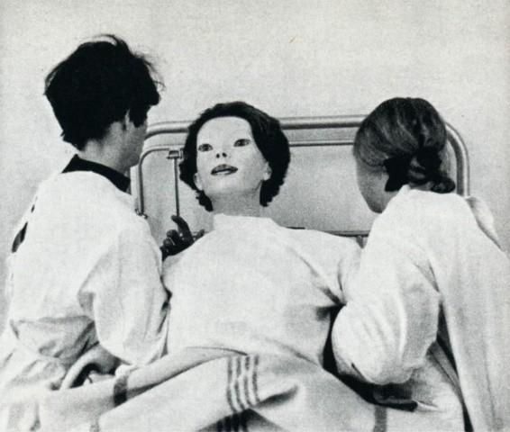 표정없는 여자괴담 미국 캘리포니아 로스앤젤레스의 의료 센터인 세다스 시나이 병원에 피로 뒤덮인 하얀 가운을 입은 여성이 나타났습니다 종종 근처에서 교통사고를 당한 환자들이 치료를