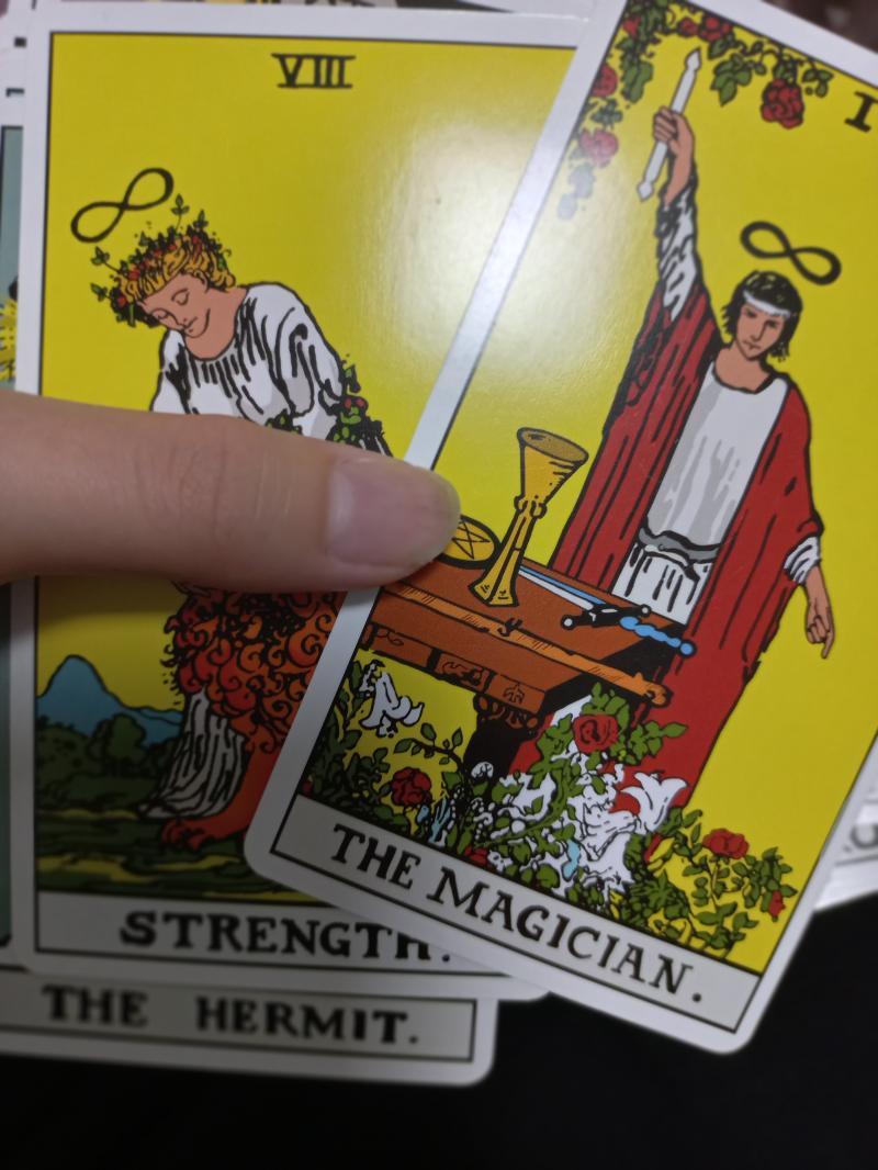 쿤달리니가 타로의 마법사 카드나 사자를 다루는 여자 카드에 머리 위에 있다