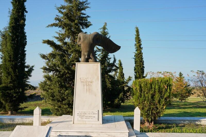 첫번째 이미지는 두번째 라오콘으로 생각되는 오른 팔에 손부분이 없음 두번째는 번째 방의 동상으로 생각되는 테르모필레 전투 스파르타 전투 기념비 근처에 있는 'In Memory