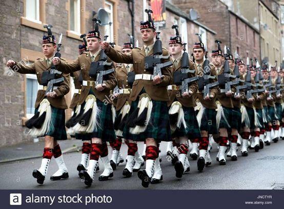 남자가 치마 입어도 멋있을 있다고 생각함 사진은 '블랙워치'라는 별명이 있는 영국의 왕립 스코틀랜드 보병 연대 대대 소속 군인들이양