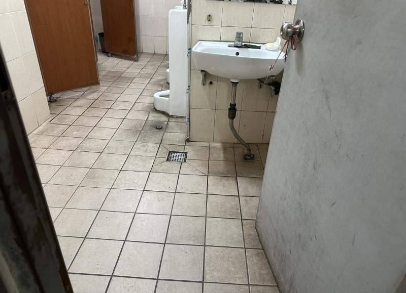 이건 내가 다니는 스카 남자화장실인데 자세히 보면 문에 묶어놔서 못닫게 고정되있음 심지어 여자화장실은 남자화장실을 무조건 보면서 지나가야지 있는 쪽에 위치해있어 이렇게 사진찍어서