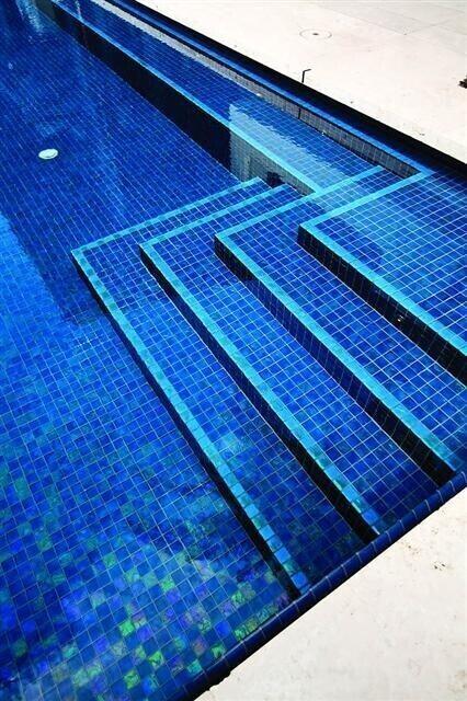 파란색 수영장 엄청 좋아해