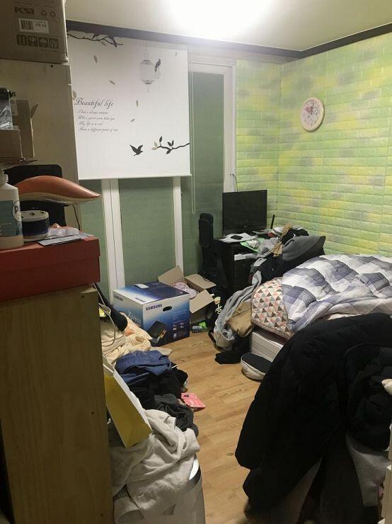 참고로 방은 원래 거실 용도였는데 작은 방이 더럽게 비좁아거실을 방처럼 꾸며 쓰기로 했음.