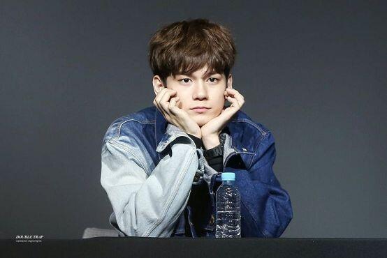 이날 옹성우 최고였어 왜인진 모르겠는데 이날따라 더 잘생겼었음 머리 때문인가 ㅜ 저런머리 별로 좋아하진 않는데 뭐지