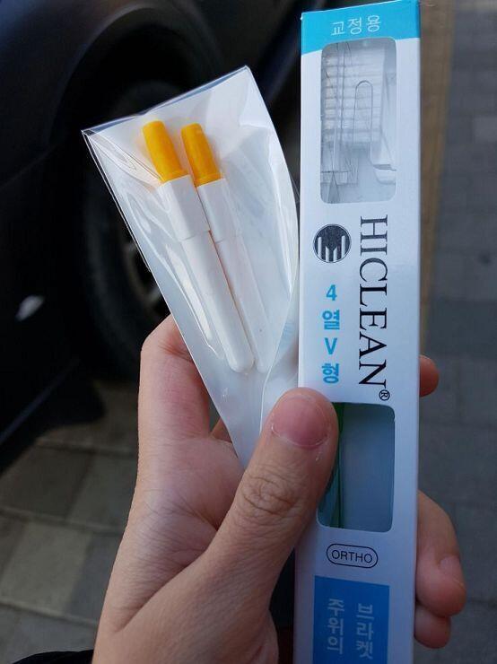 교정장치 오늘 붙였고 주의사항 같은거 다 안내받았다. 처음이라 그런가 어색하다. 교정장치 때문에 이빨이 좀 보기 그런데 당분간 입 닫고 살아야하