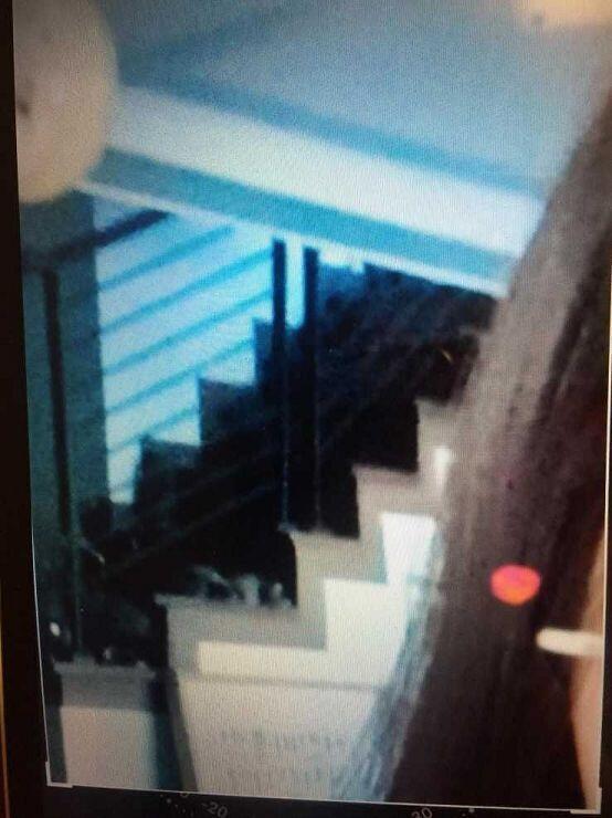 내가 아이폰이라서 테블릿으로 사진찍은거 이해해줘”-“ 얼굴은 나구 혹시 알아보면 어떻하지 긴장댄다 너무 신기해서 셀카로 찍어둔 2층...