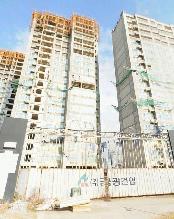 추가. 건물에서 나올 때는 정신없이 뛰어가다보니 그냥 북쪽 면은 뻥 뚫려있더라..돌담 하나도 없이 그냥 대로랑 붙어있고 보도블럭이랑 차도 구분하