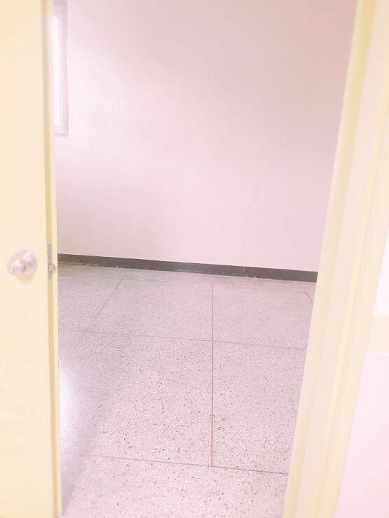 그리고 나가다가, B가 말했어. '네가 저번에 뭔가를 봤던 그곳, 화장실 옆 이쪽 계단 아니냐.'하면서 한번 확인해보자 했지. 그리고 B랑 같이