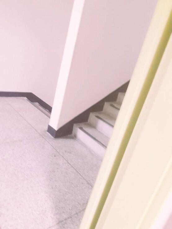 그리고 나가다가, B가 말했어. '네가 저번에 뭔가를 봤던 그곳, 화장실 옆 이쪽 계단 아니냐.'하면서 한번 확인해보자 했지. 그리고 B랑 같이