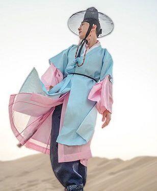 자캐도 가능할진 모르겠지만 일단 신청할게! 15~16살 정도되는 여캐야. 머리는 은발색으로 페이트 시리즈에서 나오는 세이버 머리이고(바보털까진