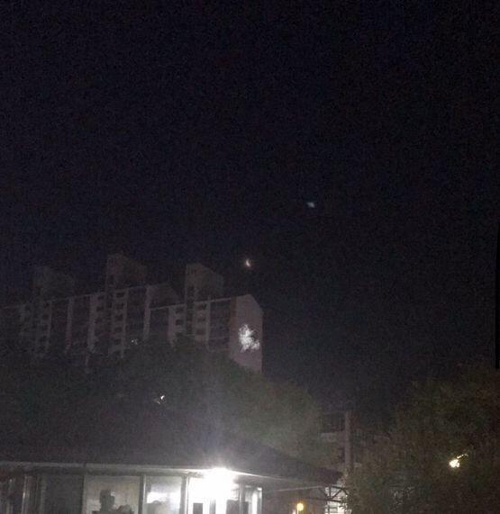 새벽 5시쯤 나갔는데 풍경, 살살 불어오는 바람, 특유의 비 비린내, 진득한 꽃향기, 가는길에 마주친 고양이.... 그리고 안개속에 살짝 가려져