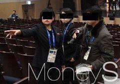 그렇게 한창 뛰면서 기뻐하고 있던 도중, 북한 공연장의 스태프들로 추정되는 사람들이 내게 가까이 다가와 여기서 무엇을 하고 있냐고 물어오기 시작