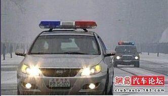 북한보안원의 심기를 건드리고 싶지 않았던 나는 가지고 온 모든 것을 넘긴 다음 그를 뒤 쫒아 가기로 했다. 어느 정도 걷다보니, 그의 동료로 추