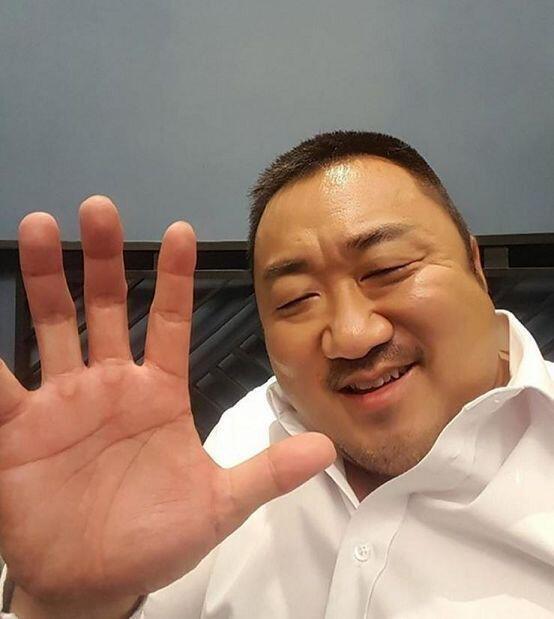 "하하하, 그런데요. 제 정원에 무슨 일이신지?" 정원주인의 정체는.....놀랍게도 마동석이였다. 아니, 대체 왜 이 아저씨가 중국의 신선계에서