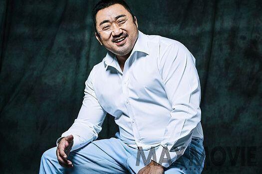 "민폐는 무슨, 제가 열심히 키운 복숭아 꽃들이 인정받은 거 같아서 기분 좋네요^^ 천천히 구경하다 가세요~" "네에...............
