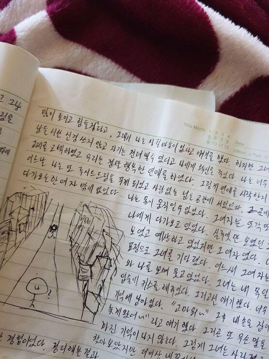 이렇게해서 두번째 인물 파트끝냈어 ! 노트에있었던 내용이야 ! 마지막에 나에게 다가올때 그장면을 보여주고싶어서 찍어봤어 !그림은 잘못그려!ㅋㅋ