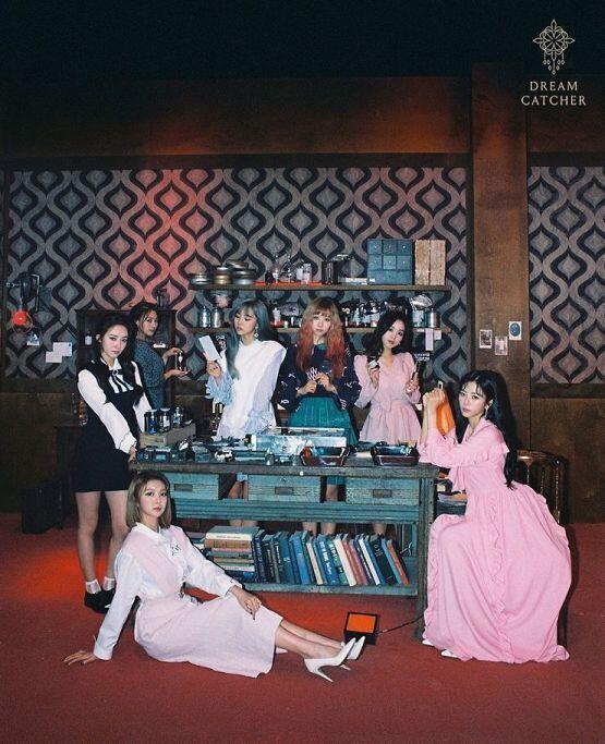 이번에 오랜만에 ☆☆☆5월 10일에 컴백☆☆☆하는데 아직 티저 일부만 나왔는데도 여전한 몽환 판타지 예쁨에 나는 이미 죽었어.. 사진은 단체사진