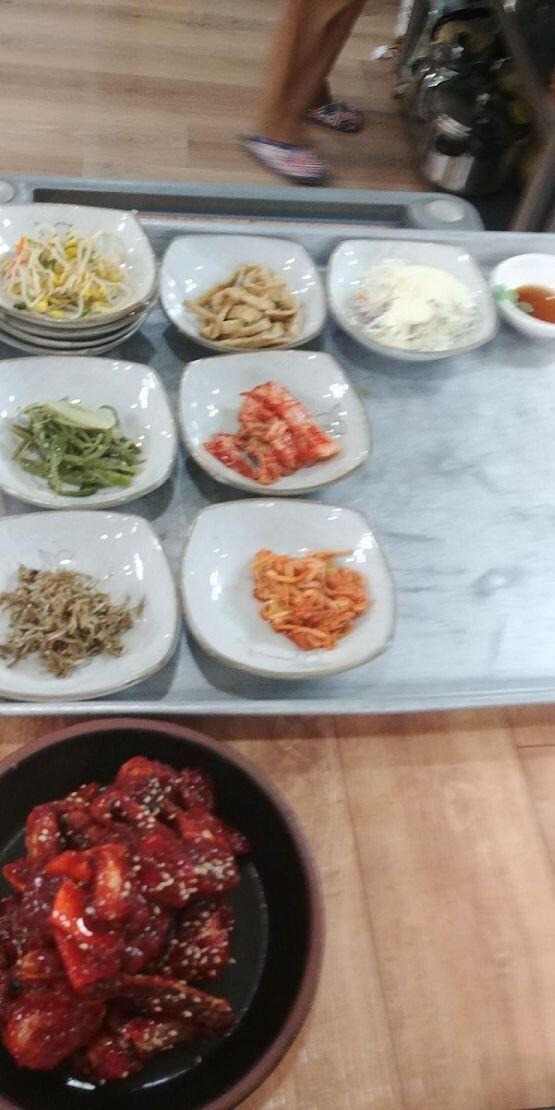 미역 줄기 볶음 ... 아님 콩나물...? 난 식당 주방장인데 세팅 이정도해서 먹어