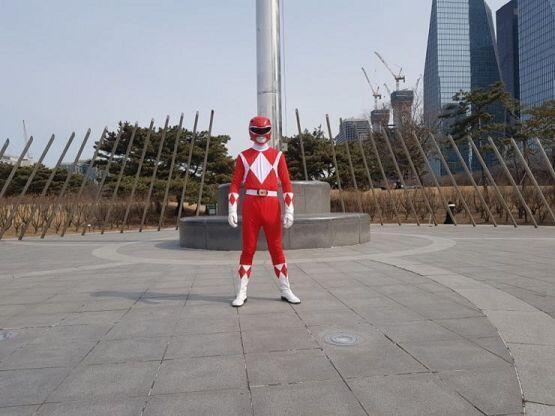 반가워! 난 파워레인저 레드야! 코드 네임은 티라노 레인저 멤버들은 은퇴했지만 홀로 어린이들의 꿈과 희망을 지키기위해 힘쓰고 있지