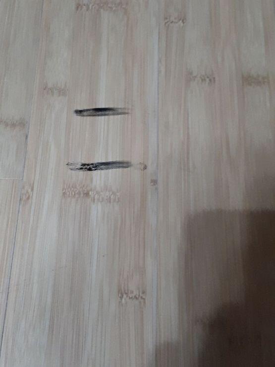 아 그리고 오늘 집 들어오면서 봤는데 지익 지익 끌리는 소리는 이거였던거 같은데. 끌린 자국이 있네요