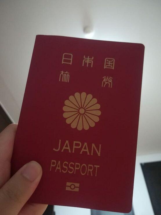 인증(?) 확인(?) 삼아 어제 놀러온 남친 여권을 올려볼게....