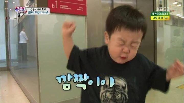 강아지씨는 멍멍씨에게 볼뽀뽀를 해주었다! 냥냥이는 아빠미소로 그 둘을 바라보았다! 멍멍씨는 얼굴이 붉어지고는 성질을 내며 말했다 " 아 깜짝이야