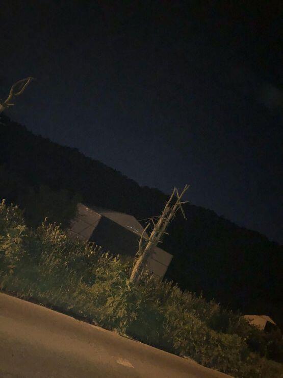 웃어도상관없어 지금 이길걷고있는데 아직도소름돋아 여자들은 물론 왠만한남자들도 무서워할거야 이길은 길가에보면 비닐하우스도있고 폐가같은것도있어