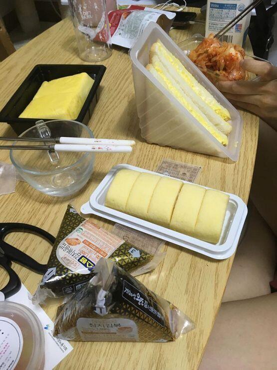 저녁 먹은지 얼마안됐는데 룸메가 뭘 사어ㅏ서 잔뜩먹었다
