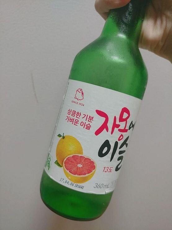 레더들이 갑자기 오늘 마신대서 당황하며 집안 냉장고를 뒤졌다 제조일자 무엇ㅋㅋㅋㅋㅋㅋ 이거 아직 마실 수 있을까?!!!?!