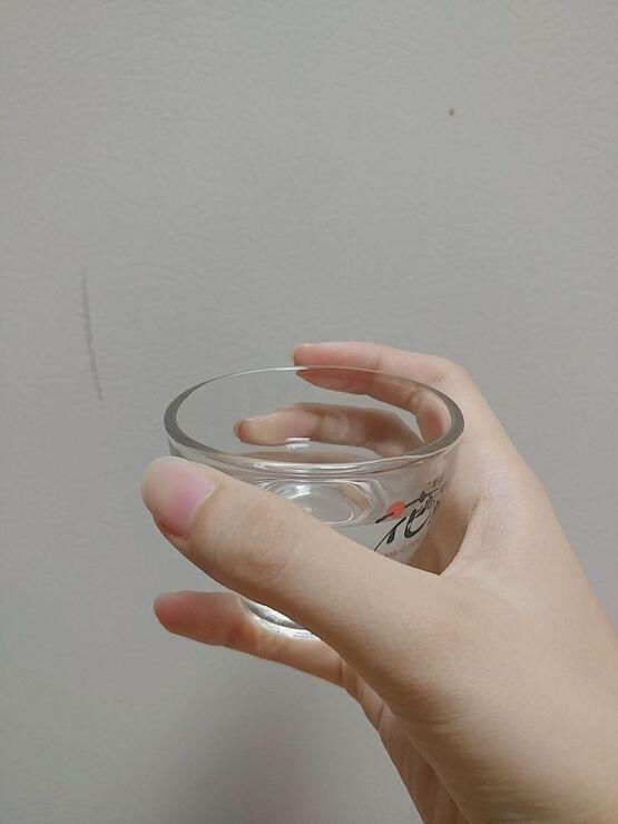 다들 없는 것 같으니 일단 혼술 한 잔 한다ㅠㅠ 그리고 이거 맛 최악이야... 역시 상했나... 버려야겠어 ㅋㅋㅋㅋㅋ