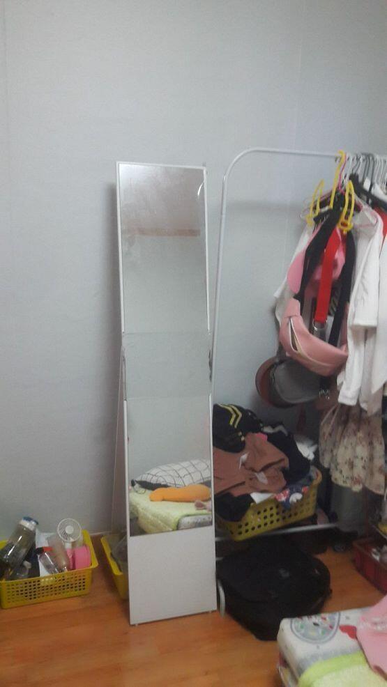 1은 방에들어왔을때 거울이비추는각도고 2는 내가침대에누웠을때야 괜찮은거니...???