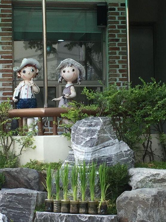 낮에 찍은거라 별로 안 무서운듯.. 아파트 근처 유치원에 서있는 인형이었어 지나가다 보는데 뭔가 생김새도 그렇고 이쪽보는것 같아서 이상해ㅋㅋ
