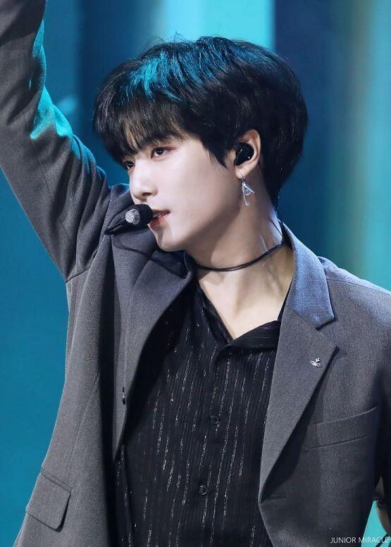 존잘남파티 뉴이스트 파셈.사진은 리더 jr