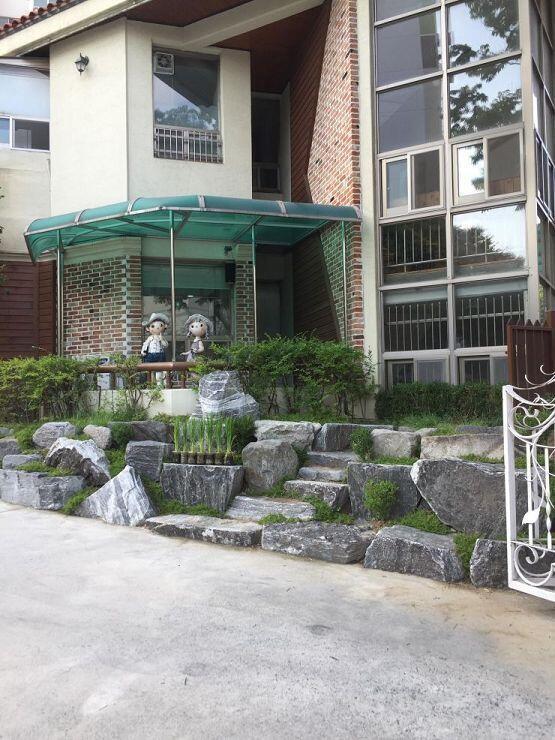 낮에 찍은거라 별로 안 무서운듯.. 아파트 근처 유치원에 서있는 인형이었어 지나가다 보는데 뭔가 생김새도 그렇고 이쪽보는것 같아서 이상해ㅋㅋ