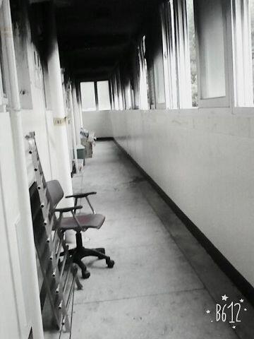 이 사진은 예전에 우리아파트 근처 다른아파트 404호에 불나서 4층 전체 다 하얗고 까맣게 변했던사진... 실제로 가보면 곳곳에 검정색 재 묻은