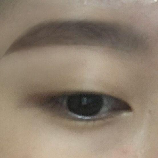 위에만 앞머리에 맞춰서 평평하게 깎고 뒤 쪽은 뾰족하게 살짝 정리해줘 그리고 저 모양따라서 눈썹 그리면 돼!