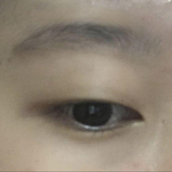 위에만 앞머리에 맞춰서 평평하게 깎고 뒤 쪽은 뾰족하게 살짝 정리해줘 그리고 저 모양따라서 눈썹 그리면 돼!