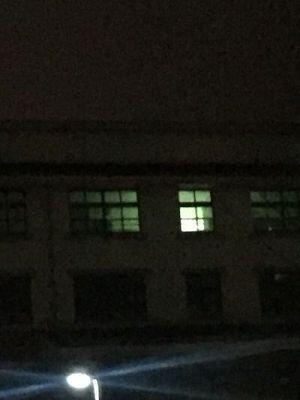 5달 전에 독서실 끝나고(월요일 새벽 1시 좀 넘었어) 평소에 가던 길 말고 다른 길로 집에 갔는데 내가 다녔던 중학교가 4층 건물인데 4층에 