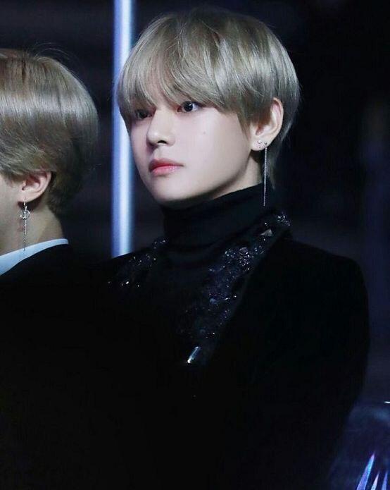 왜 아이돌은 없지...귀엽고 잘생긴 방탄소년단 뷔를 봐줘ㅠ사진상으로는 도도하고 까칠할거 같은데 실제 성격이 너뭌ㅋㅋㅋ갭차이갘ㅋㅋ큐ㅠㅠ바보같을 정