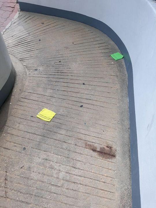 집 들어가는데 위쪽 층 베란다에서 때수건 두장이 떨어짐 사진 첨부할게.