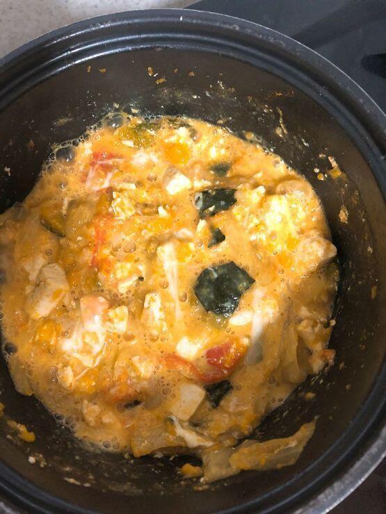 음.. 밥이랑 계란넣었다.. 맛은 아직 안봤다! 생김새는 개밥같네 ㅋㅋ