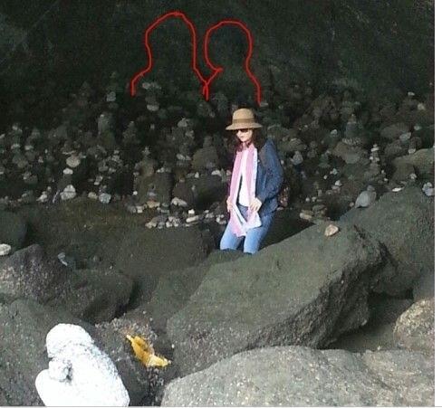그냥 뭔가 모를 유령같은 얼굴로 2명 서있잖아