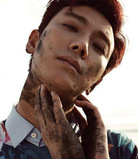살짝 고개 쳐들고 눈 가늘게 뜨면서 웃는 게 최고야 아주 사진은 주지훈 이런느낌 짱