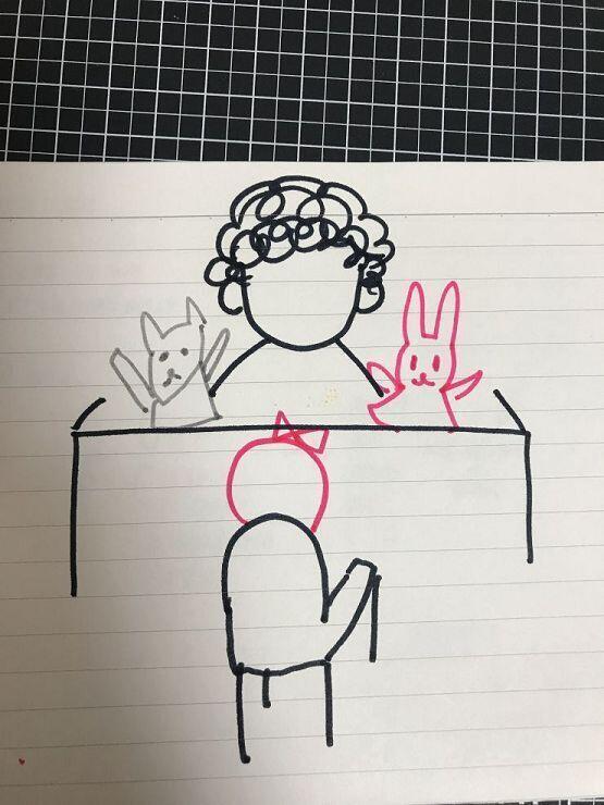 그러고 책상 밑에서 인형을 꺼내셨어 손에 넣어서 막 팔 움직일 수 있는 인형 있잖아. 토끼랑 늑대 인형을 갖고 움직이면서 그 오빠가~ 늑대고, 