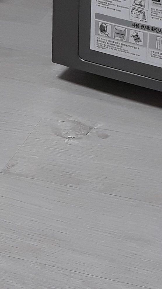 문제점 3 장판이 정말 얇다. 하필 이삿짐센터 아저씨들이 건조대를 넓은 베란다가 아닌 내 방에 옮겨둔 덕에 새로 깐 장판이 중고장판처럼 되버렸다