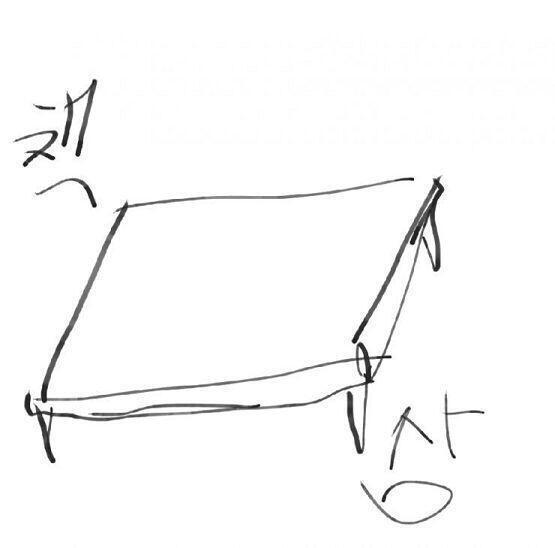 저 네모는 아까 그 피아노 건반 같은 게 저렇게 변한 거야 내가 다 버려서 저런 게 아니고 버리다 보니까 갑자기 저렇게 됐어 저 밑에 가시 있잖
