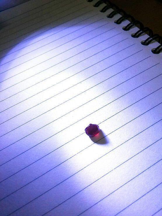 이거는 흔하게 알려진 루비야 분명 다이아몬드보다 더 귀하다고 들었지만 그건 아닌 것 같았어. 하지만 다이아는 전부 예쁘게 세공해서 파니까 더 비