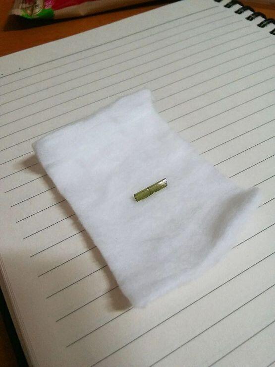 이건 토르마린이야! 내가 산 건 연필심 같은 느낌의 토르마린! 토르마린은 종류가 여러개라고 할까? 색이 2가지가 섞인 토르마린 중 주로 녹색이랑