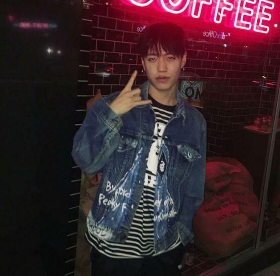 블루 노래 들어봐 bloo라고 노래가 정말 섹시하다못해 노래에서 술냄새나고 막 담배냄새나는것같음 ㅋㅋㅋ 제잘들어바 참고로 한국인